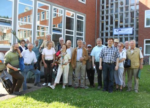 Mitglieder der Geschichtswerkstatt vor dem Olbers-Planetarium